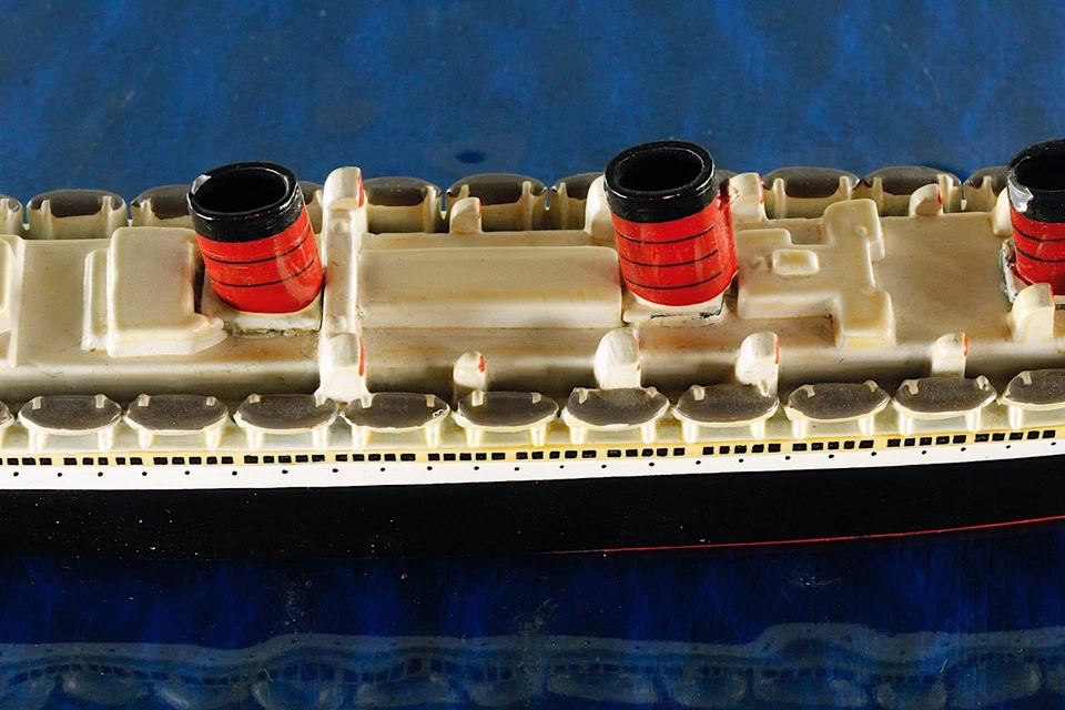 Queen Mary Azb gold Großbuchsta Hersteller Wiking 413a/2/1 ,1:1250 Schiffsmodell - Bild 3 von 4