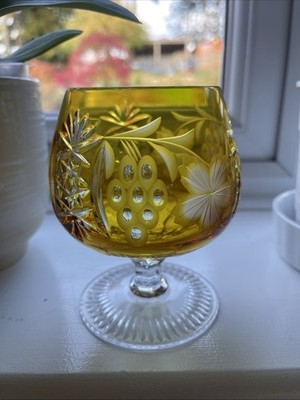 Ajka Kristall gelbes Schnapsglas Marsala geschliffen auf Klarglas Weinrebenmuster