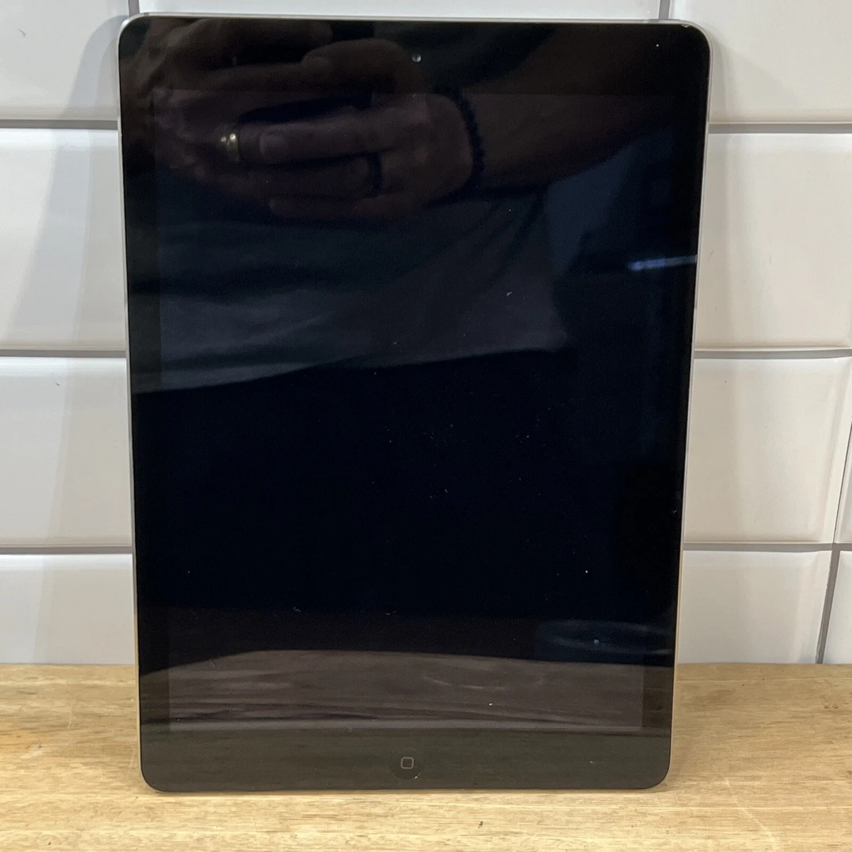 Apple iPad Air (1st Generation) 32 GB Tablets & eReaders with
