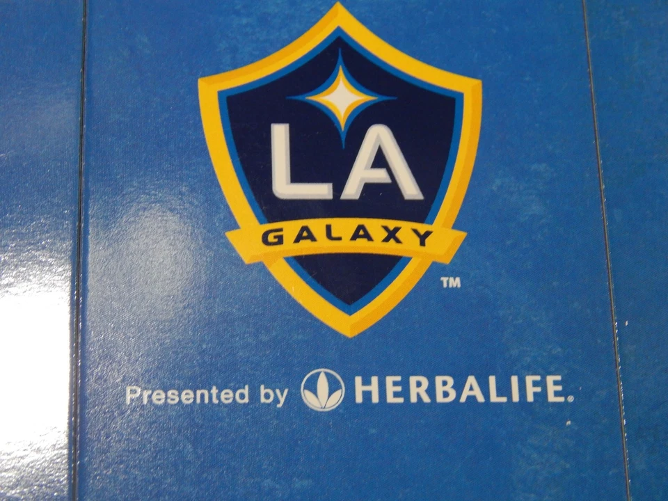 LA GALAXY MLS 足球 COZMO 家庭乐趣运行 5K 磁铁框架 5 1/2 X 7 全新 — 第 3/4 张图片