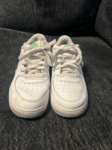 USATE SENZA SCATOLA NIKE AIR FORCE 1 BASSE BIANCHE VERDI GS TAGLIA 7Y DM9473 100
