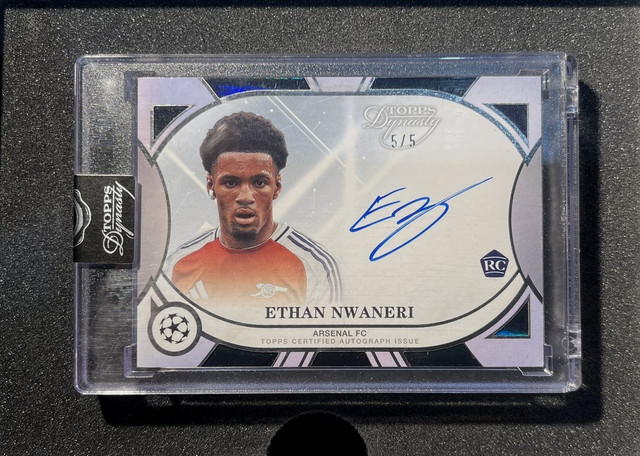 Topps Dynasty UCC 24/25 Arsenal - Ethan Nwaneri Auto On Card RC 5/5 Buchstütze