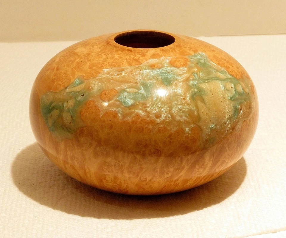 Jarrón de madera Studio Turned Box Elder Burl con incrustación de resina Westport CT Art Fair 1995 Foto 4 de 4