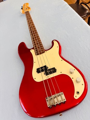 Squier Electric Bass Red
