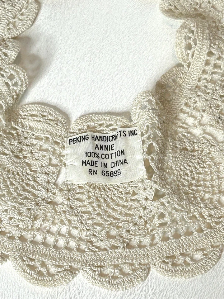 De colección Peking Handicrafts Inc. "Annie" 100% Algodón Crochet Encaje Cuello 20” Largo Foto 4 de 4