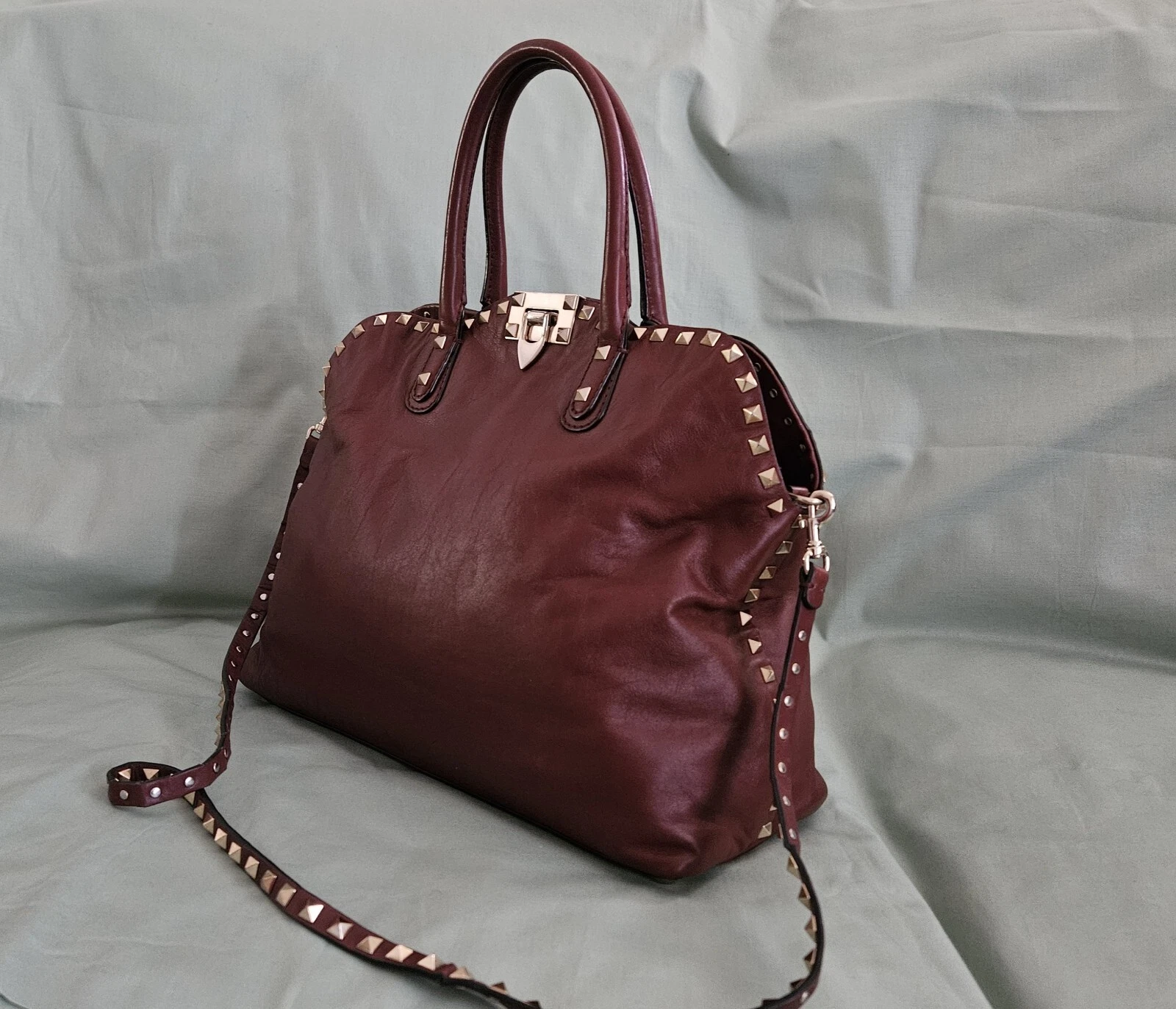 Borsa a tracolla Valentino Garavani in pelle marrone con borchie di design a mano (OTTIMA)