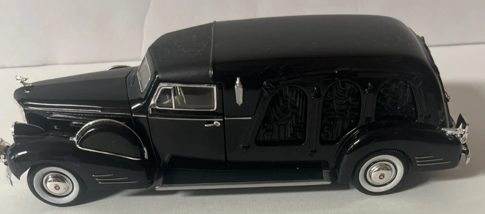 Signature Cadillac Classics Black 1938 CADILLAC PANEL CAR 1:32 HEARSE w/ Coffin - Image 2 of 4