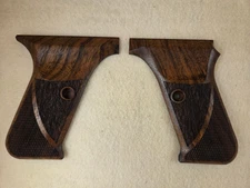 HK P7 PSP Walnut Chkrd/Txtd PistolGrips W/O LOGO FOR PROTRUDING MAG RELEASE U2