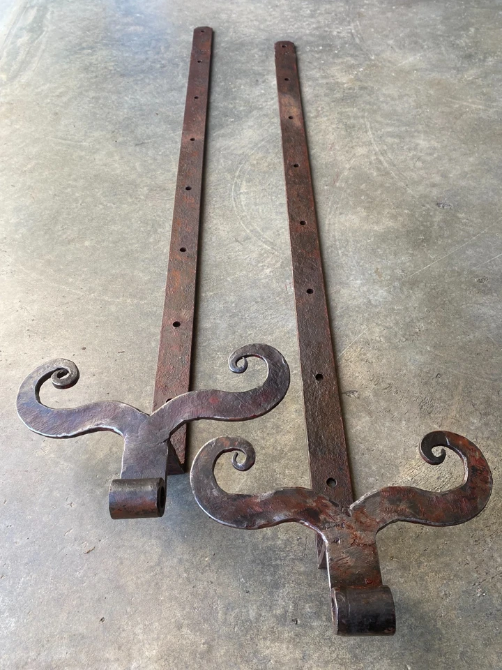 Anciennes pentures moustache 104,5 cm env. en fer forgé, ferrures charnières - Photo 2/4