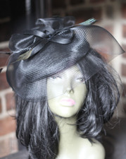Schwarz Netz Statement Fascinator Hut edel Damen Tag Rennen Federn Schleife Ascot sehr guter Zustand