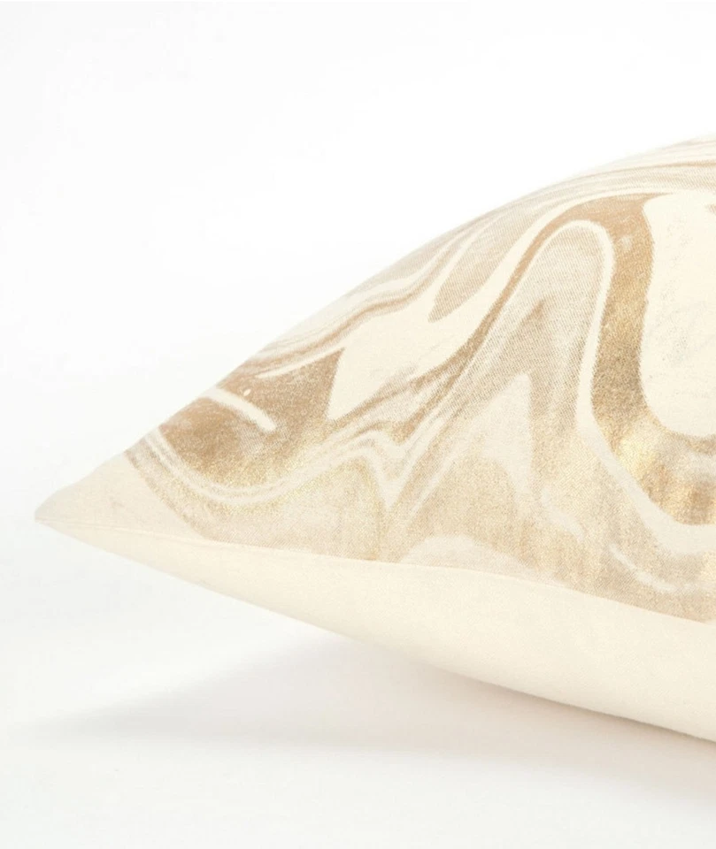 Almohada Decorativa Rizzy Home Abstracta Rellena de Poliéster, 20" X 20" - Tono Dorado Foto 4 de 4