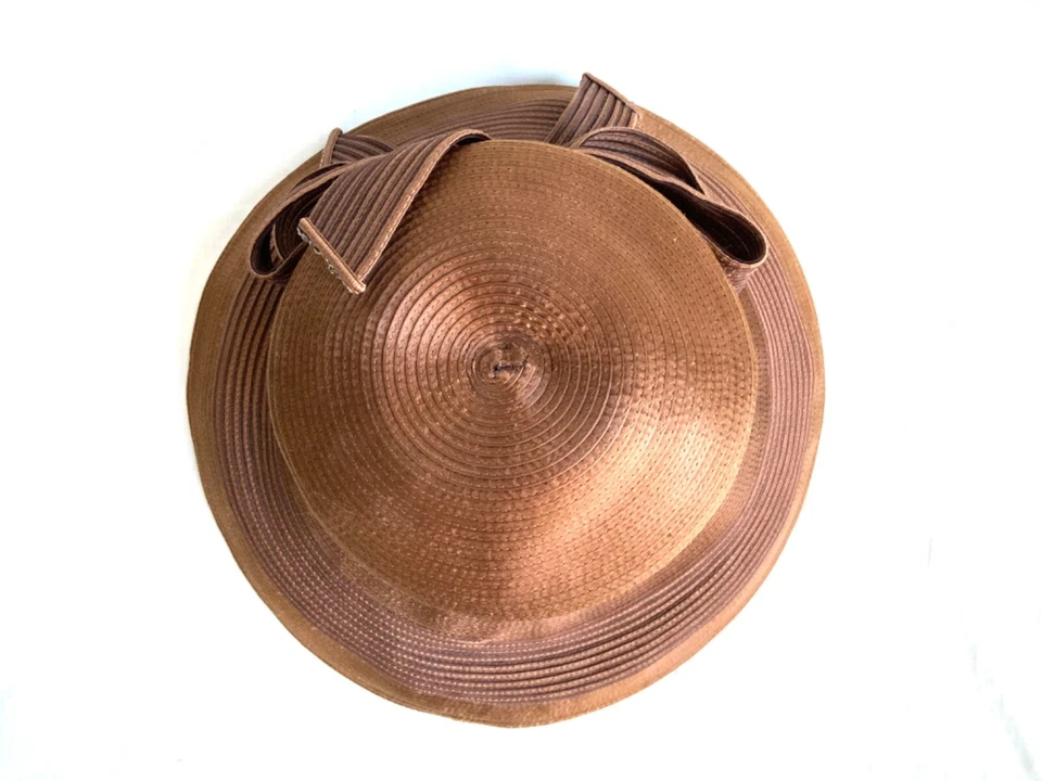 Chapéu derby marrom Shelly McDowell igreja casamento com laço e strass amarelo - Imagem 4 de 4