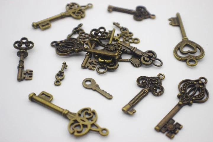 20 pce Metal Antique Bronze Key Charms / Pendants Various Shapes & Sizes - image 4 of 4