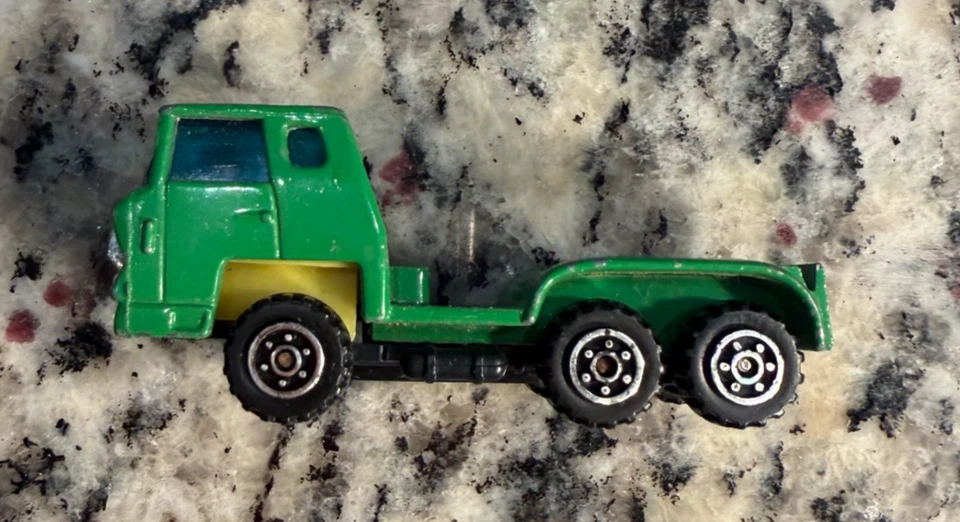 YAT MING SEMI CAB GREEN 1:64 DIECAST 2 5/8" TRUCK MADE HONG KONG 1970's VINTAGE! - Image 2 of 4