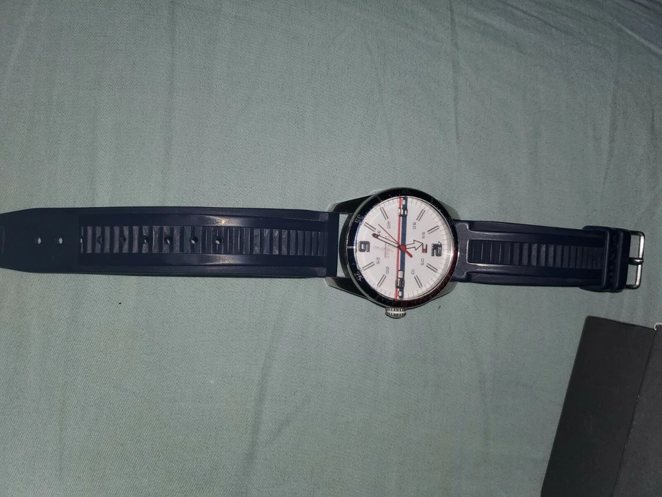 Tommy Hilfiger Reloj Hombre Correa Silicona Azul Marino 42mm 1790918 USADO Foto 4 de 4