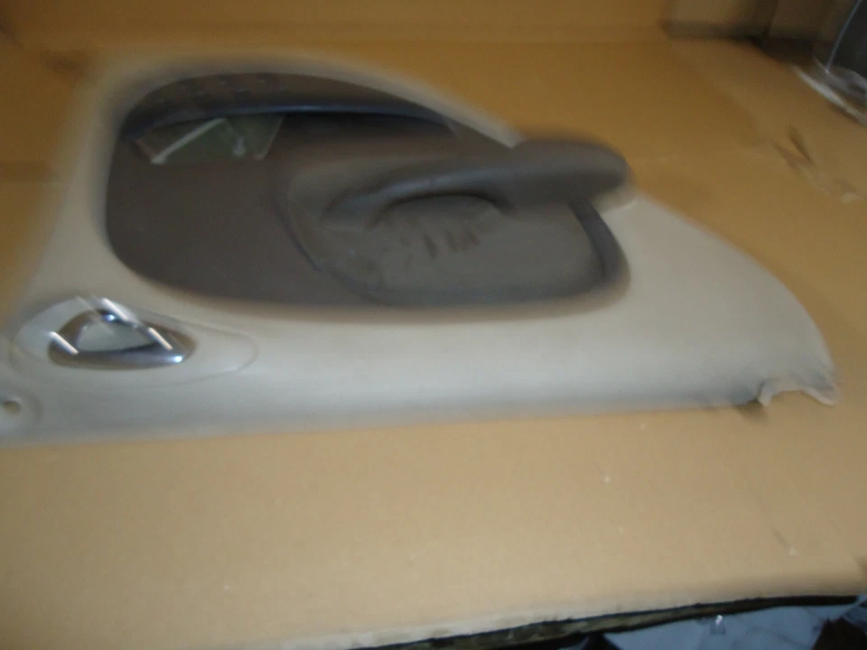 Chrysler PT Cruiser 2004 panel de puerta interior trasero izquierdo beige perla topo Foto 4 de 4