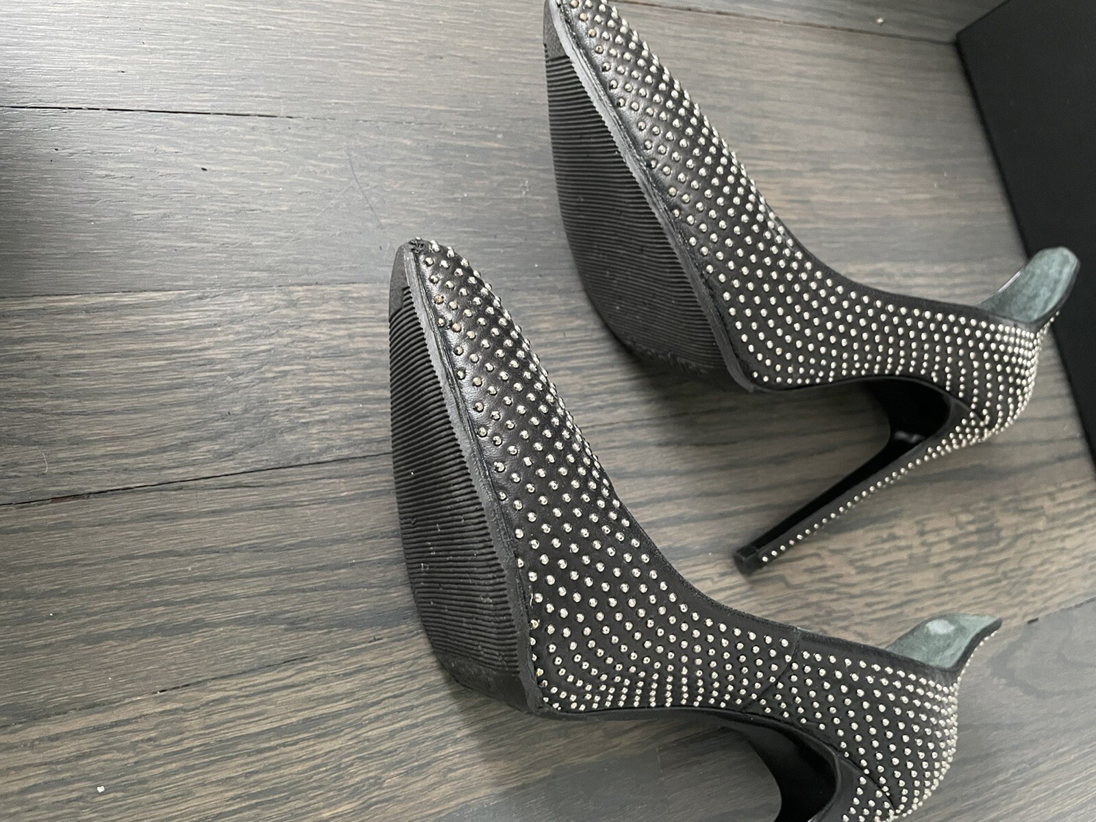 Pompa punta punta punta borchiata Saint Laurent Paris 37