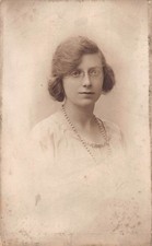 Frau mit randloser Brille namens Margaret Munro Studio Postkarte