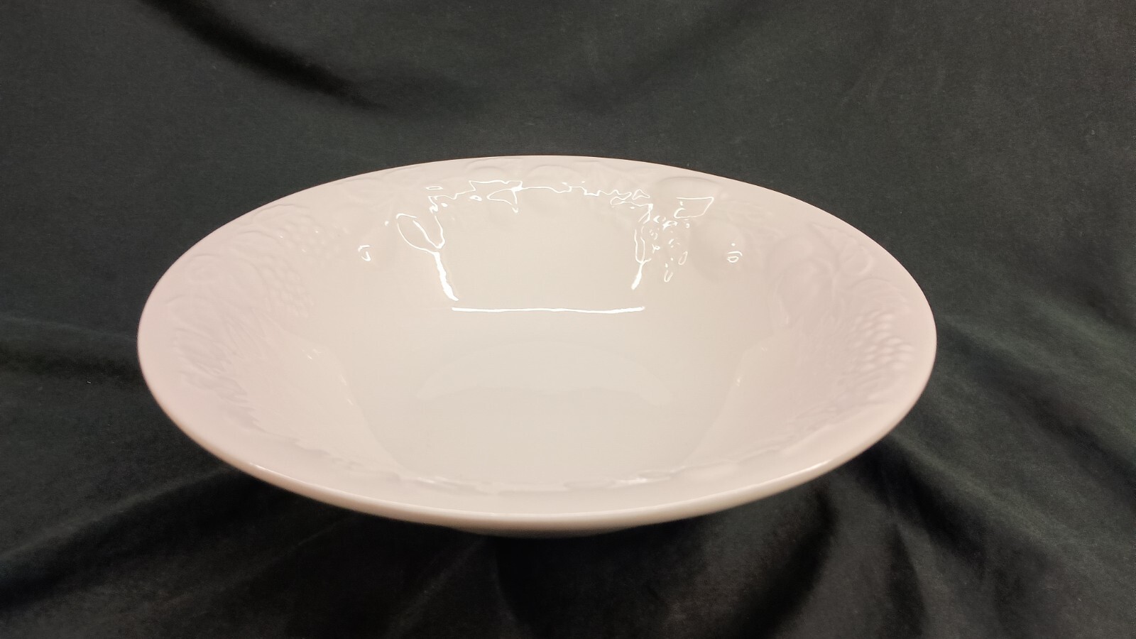 Gibson Embossed FRUIT Pattern OFF WHITE 10 in Serving Bowl EUC