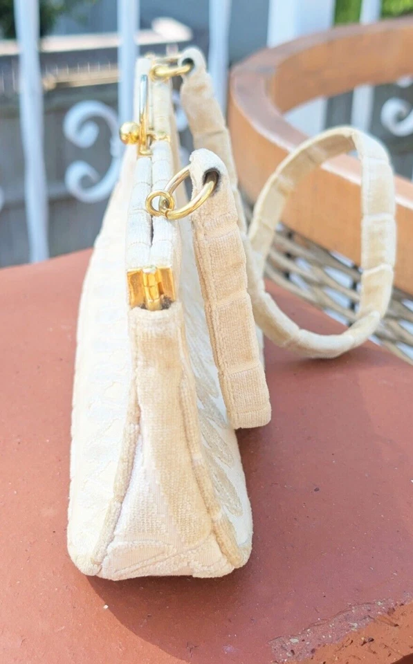 Vintage 1960s Roberta Di Camerino Ivory Beige Velvet Purse Clutch Bag GT Hardwar - Image 2 of 4