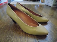Vtg Camel Tan Pumps Classic TIAMO Designer 2.5" Heels sz 8 Made in Italy Unworn