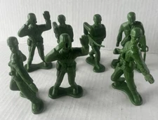 Greenbrier International Green Plastic Army Men Toy Soldier Lot 7x 4” Vintage
