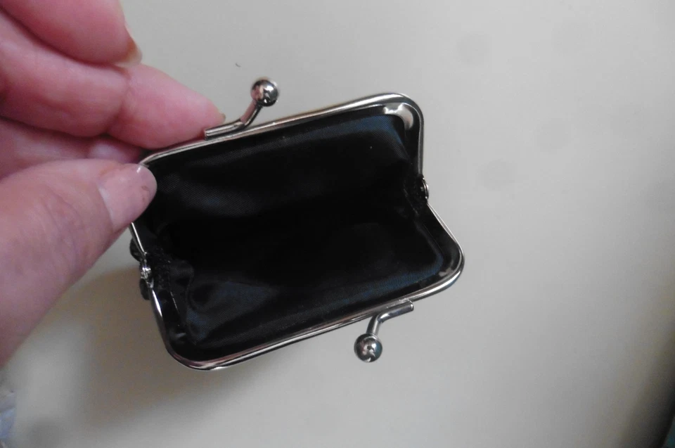 Petit porte-monnaie en tissu chinois soie noir tissé fleurs jaune or bleu rouge - Photo 3/3