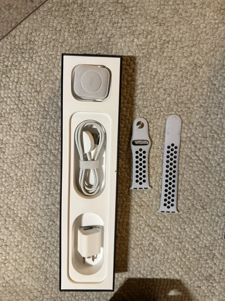 Apple Watch Series 5 Nike 40 мм серебристый алюминиевый корпус с чистой платиной/черным - Изображение 2 из 4