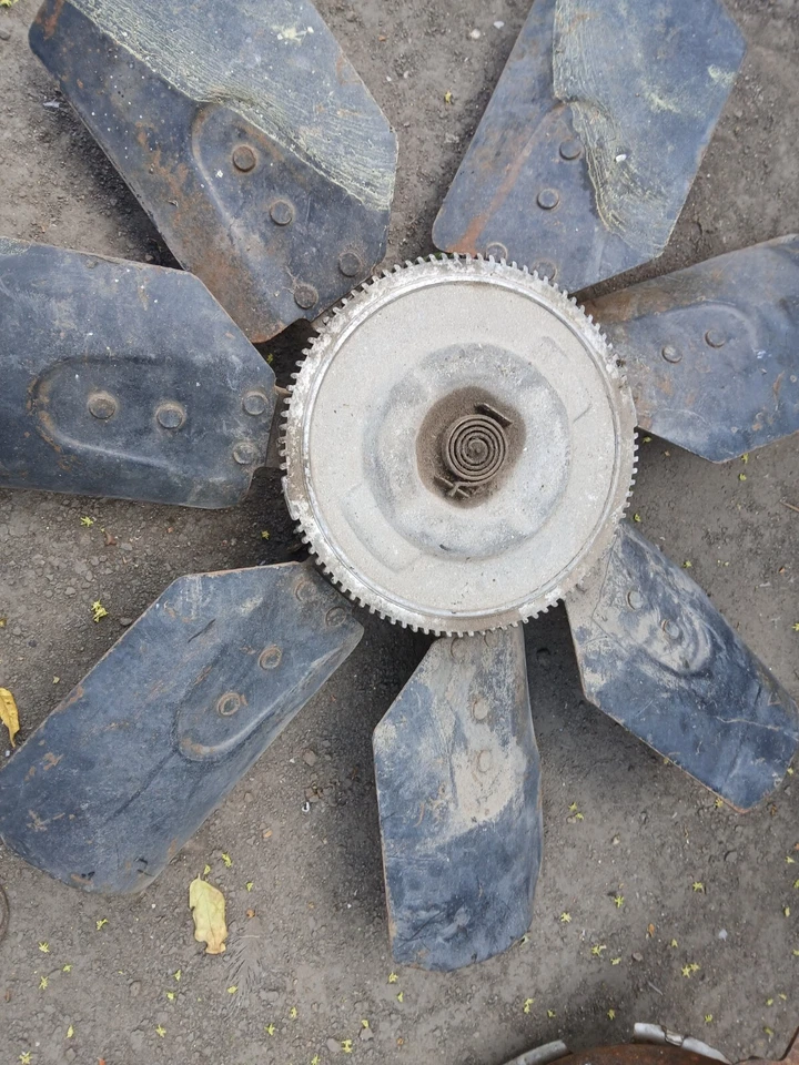 VENTILADOR DE REFRIGERACIÓN 69 BUICK LESABRE CON EMBRAGUE usado 7 aspas Foto 3 de 4