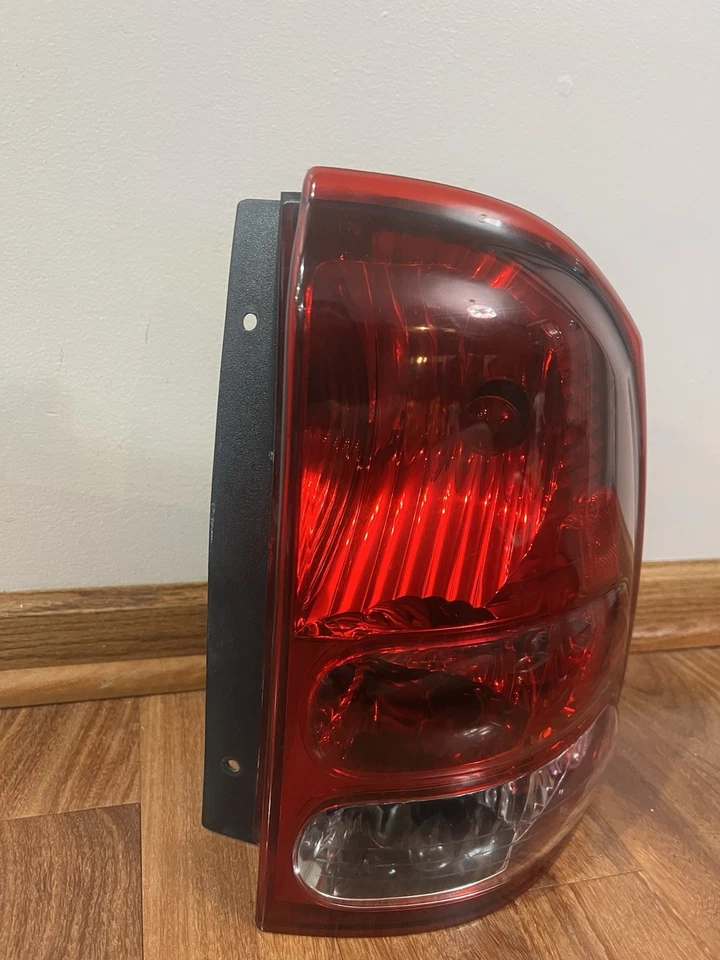  Lámpara de luz trasera lateral de pasajero GM 15131581 OEM Buick Rainier 2004-2007 Foto 3 de 4