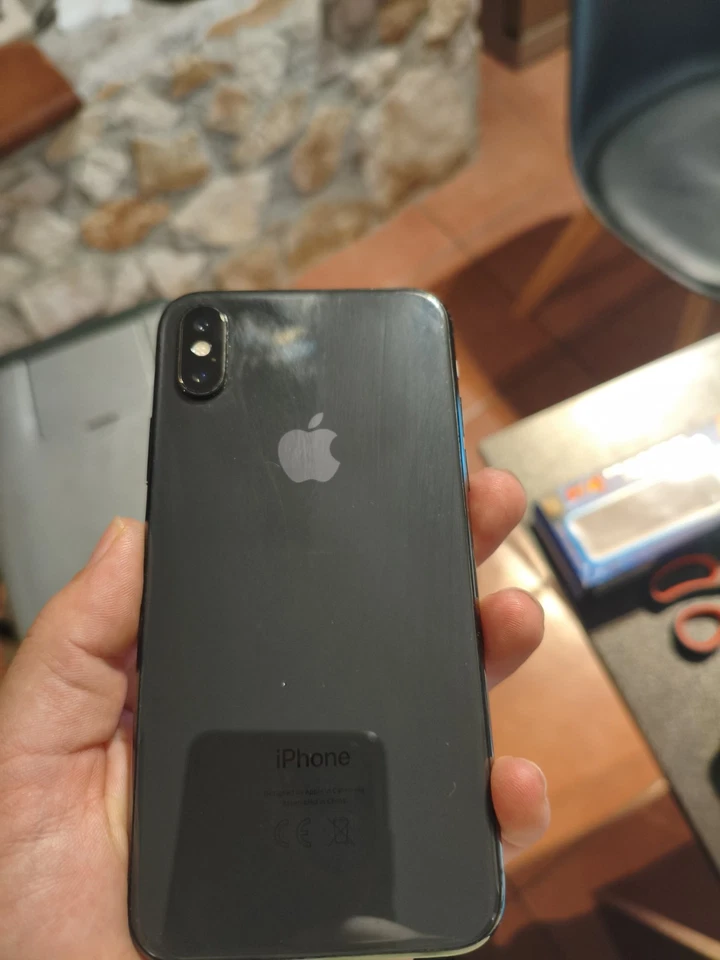 Apple iPhone X - 256GB - Grigio siderale (Sbloccato) - Immagine 3 di 4