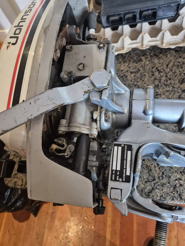 Johnson Sea-Horse 1978 motor fueraborda 2 HP modelo Ce2rcoc serie C7200616 funciona en verde Foto 4 de 4