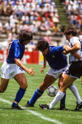 Bruno Conti & Fernando De Napoli Of Italy & Oscar Garre 1986 OLD FOOTBALL PHOTO