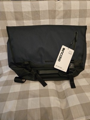 Incase Sport Messenger Bag Black Buckle Closure Adjustable Shoulder Strap