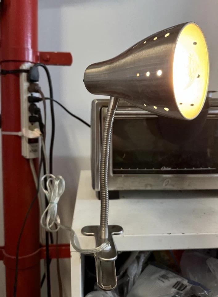 "Lámpara con clip de cromo satinado Hampton Bay 13 7/8"" 717 880 - ligeramente usada" Foto 2 de 4