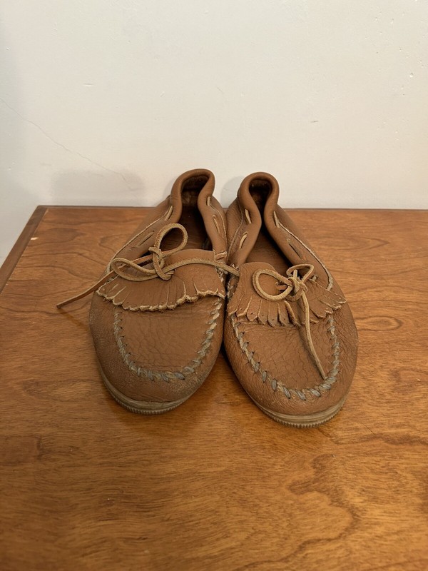 Minnetonka Womens Size 9 Beig Leather Slip On Boat Shoes Loafers Moccasin