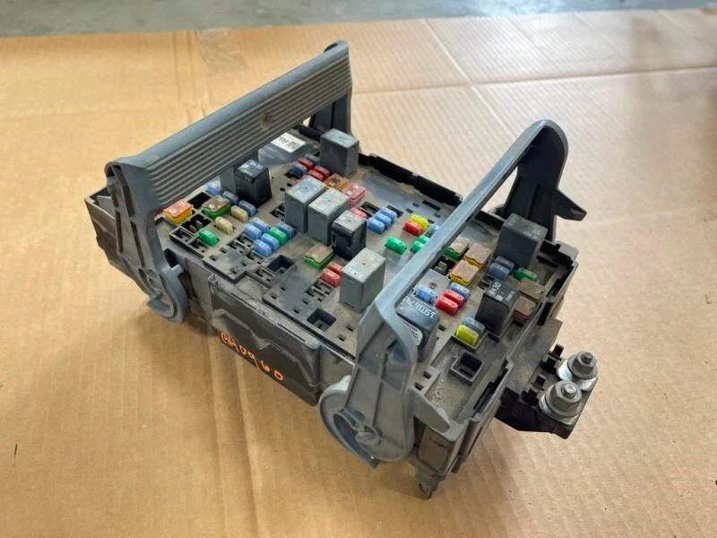 2010-2014 GMC Sierra 2500 caixa de fusíveis motor Duramax diesel 6.6L fabricante de equipamento original - Imagem 4 de 4