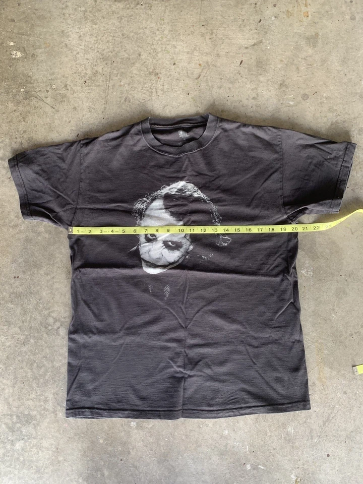 Camiseta Promocional Caballero Oscuro Negra De Colección Etiqueta Talla L (Se Ajusta Como M) Etiqueta Gigante Foto 3 de 4