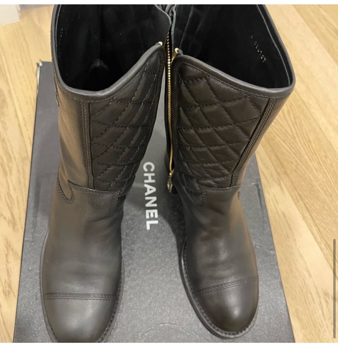 Chanel 21P Black Calfskin Leather CC Logo Quilted Zipper Mid Chanel 21P Black Calfskin Leather CC Logo Quilted Zipper Mid