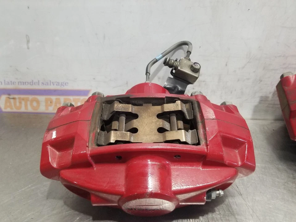 Juego de pinzas de freno delanteras y traseras rojas Nissan 370Z Nismo 19 2019 3,7 L rojo Foto 3 de 4