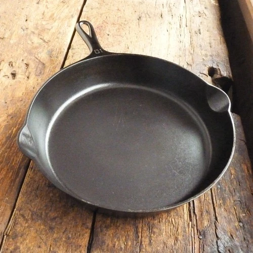 Vintage GRISWOLD Cast Iron SKILLET Frying Pan # 10 SMALL BLOCK LOGO - Ironspoon