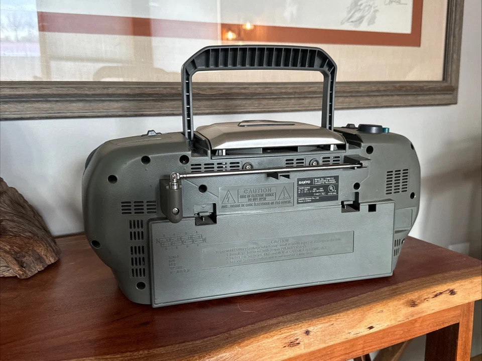 Sanyo Estéreo Boom Box Radio AM/FM Reproductor de CD Cassette Grabadora CWM-210 Probado Foto 2 de 4