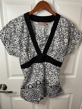 KATHERINE HEIGL Black Red White Floral Design Uniform Scrub Top Size Small