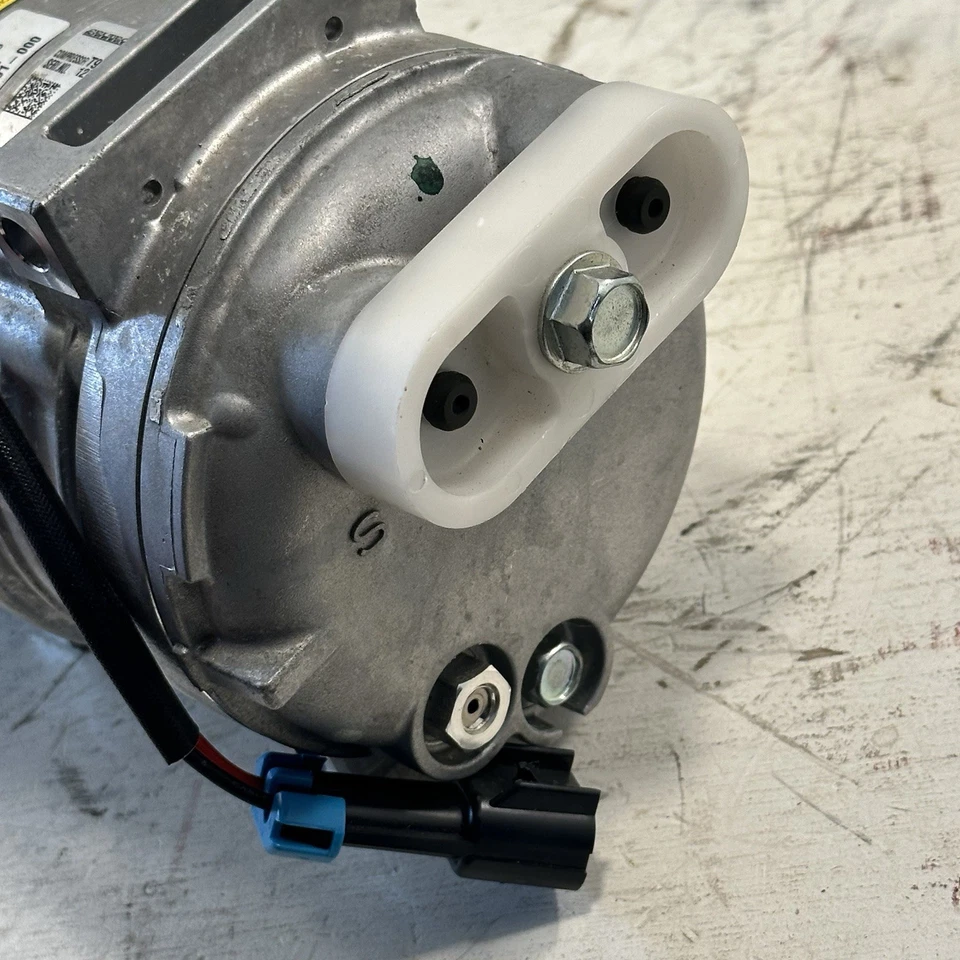 New Valeo TM21 Seltec 103-67260 AC A/C Compressor with PV8 12volt T915146C - Image 4 of 4