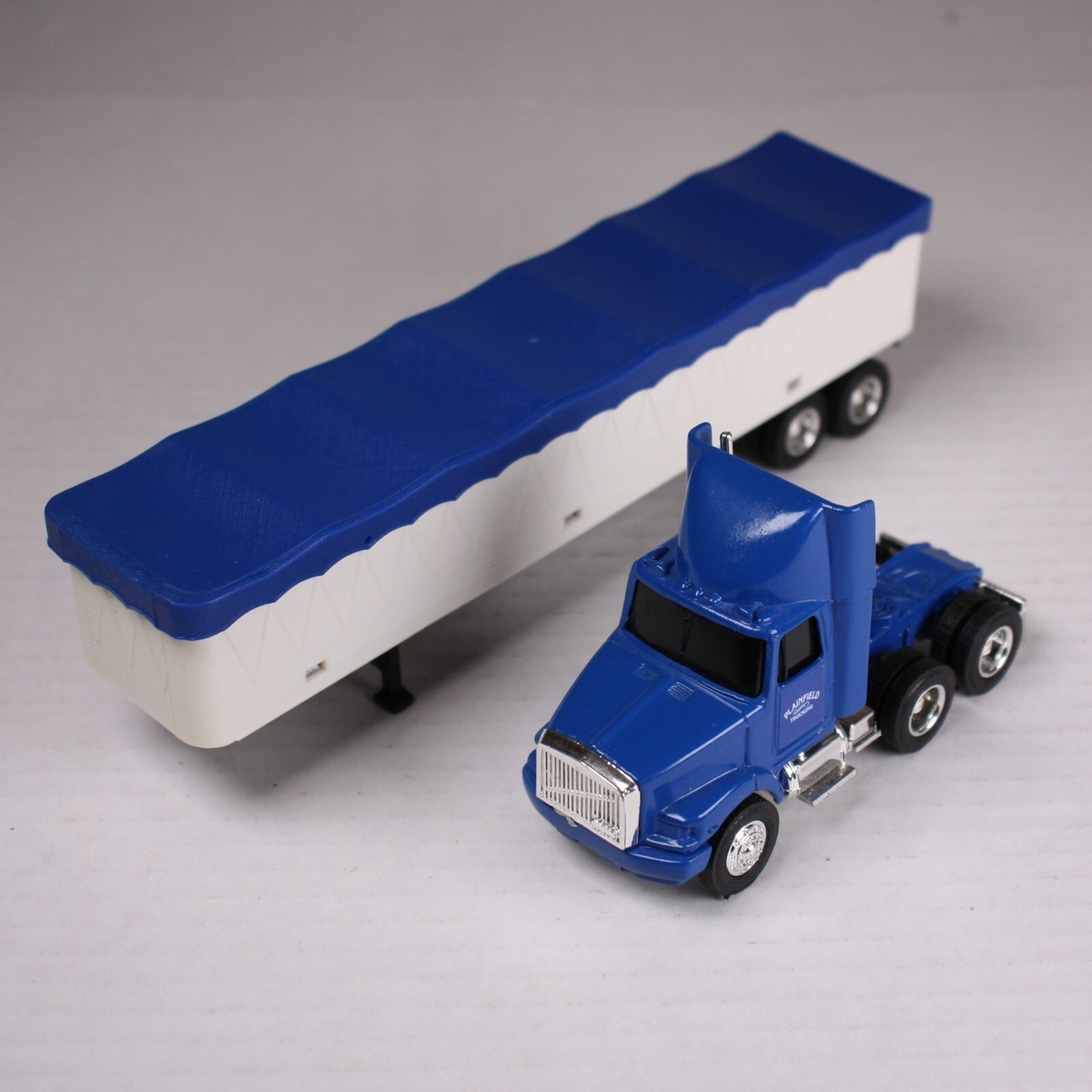 Ertl Farm Country WhiteGMC Aero Conventional Cab w/ Grain Trailer