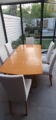 Extendable dinning table and 6 chairs, oak, with white washable covers - Picture 3 of 10
