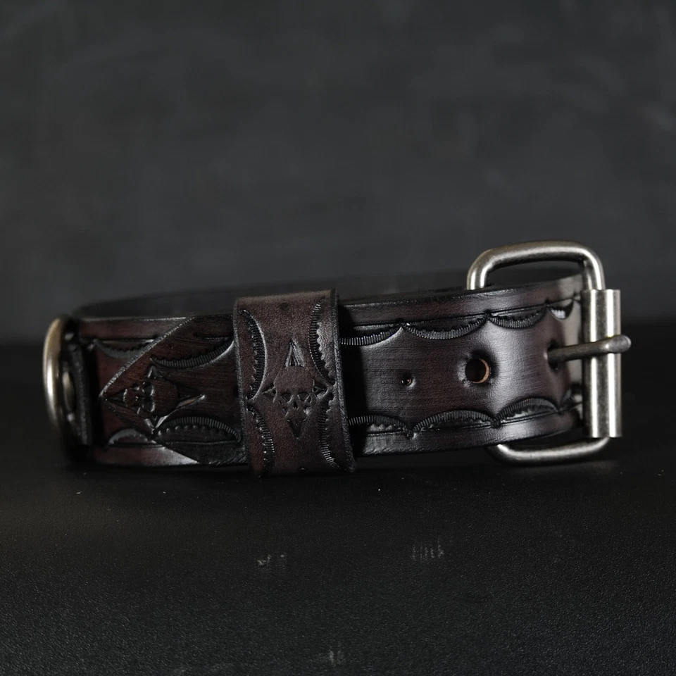 Кожаный ошейник для собаки ручной работы. Ширина 1,5 дюйма. Дизайн черепов. Старый черный - Изображение 2 из 4