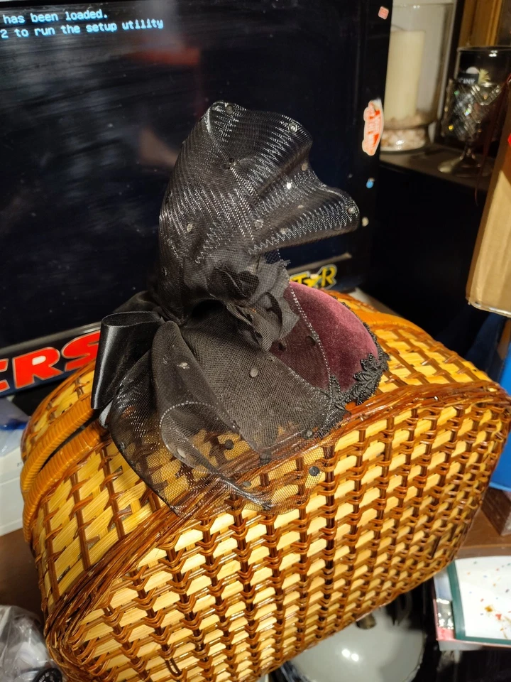 WHITTALL & SHON CONTAS E LANTEJOULAS PÍLULA CAIXA CHAPÉU FASCINADOR PRETO VELUDO ROXO PROFUNDO - Imagem 4 de 4