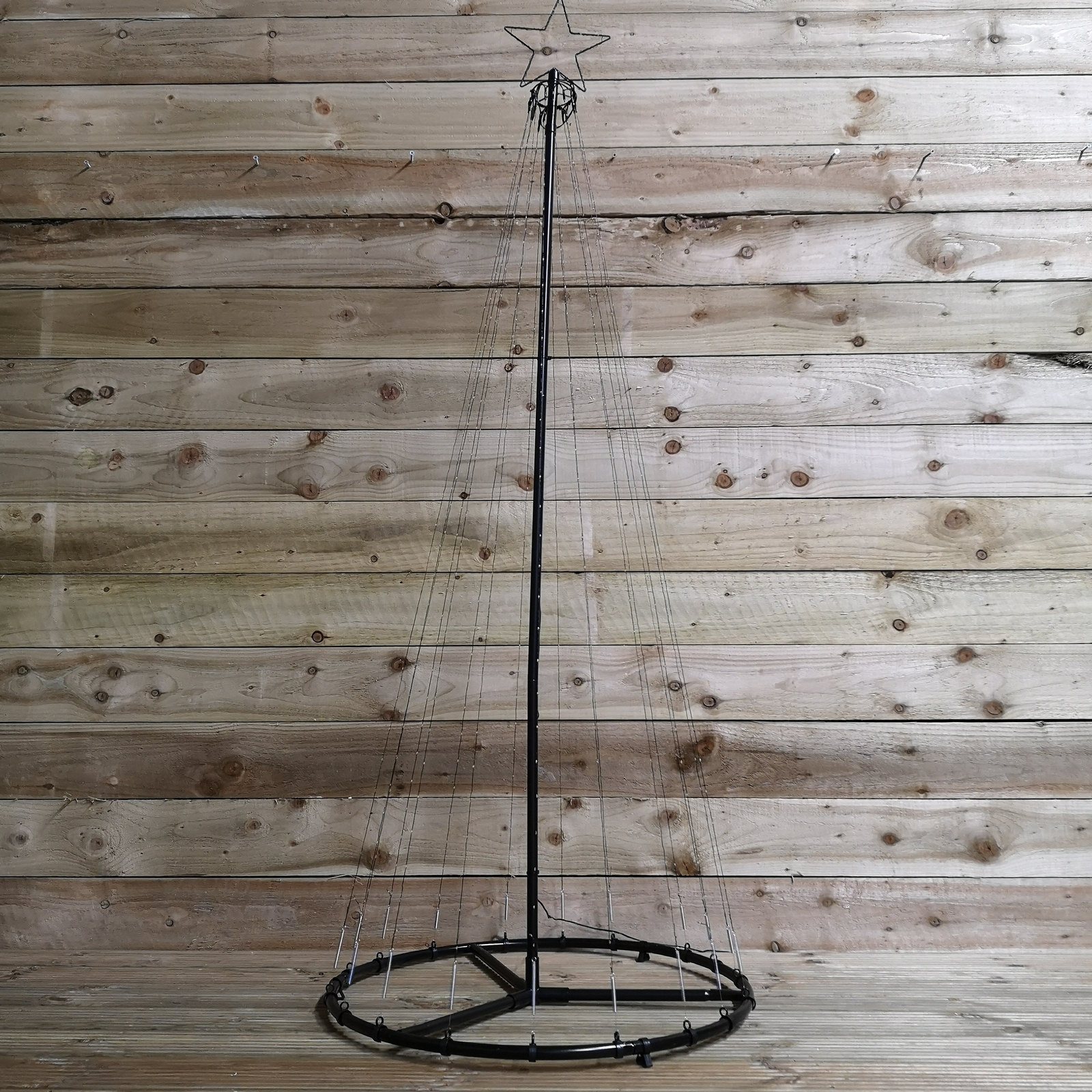 1.8m Outdoor Maypole Christmas Tree with 560 Ice White 10 Flashing LEDs 5029936923325 eBay