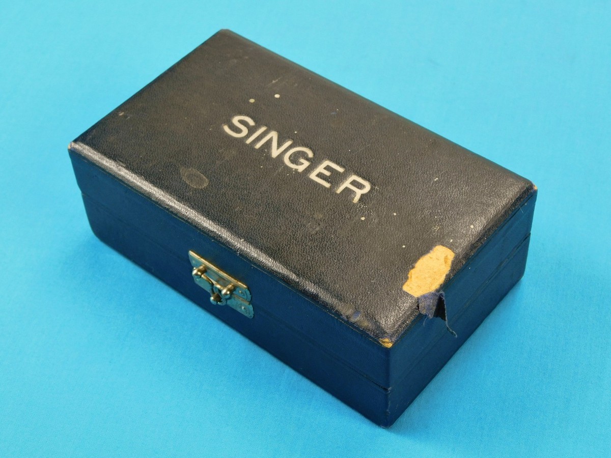 ヴィンテージ　ボタンケース Vintage Singer Sewing Machine Accessories Buttons Box Case Holder